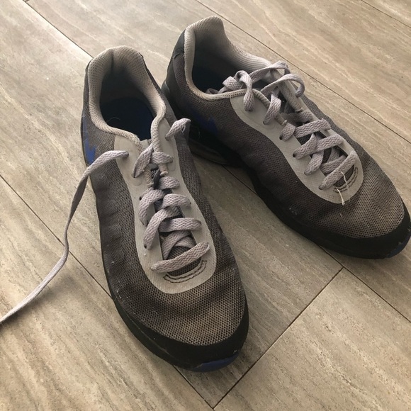Nike Air Max Invigor Sneakers Shoes Black Wolf Grey Youth Size 4.5 - Picture 1 of 7
